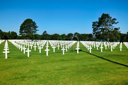 Foto de Colleville sur Mer. En Francia. The Normandy American Cemetery and Memorial. Marcadores de tumbas en el cementerio - Fecha: 08 - 08 - 2023 - Imagen libre de derechos