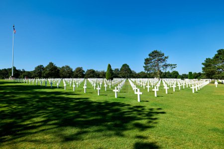 Foto de Colleville sur Mer. En Francia. The Normandy American Cemetery and Memorial. Marcadores de tumbas en el cementerio - Fecha: 08 - 08 - 2023 - Imagen libre de derechos