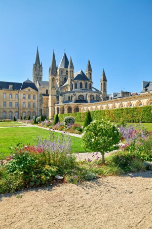 Foto de La Abadía de Saint-Etienne, también conocida como Abbaye aux Hommes (abadía de los hombres), es un antiguo monasterio benedictino en la ciudad francesa de Caen, Normandía, dedicado a San Esteban. - Fecha: 08 - 08 - 2023 - Imagen libre de derechos