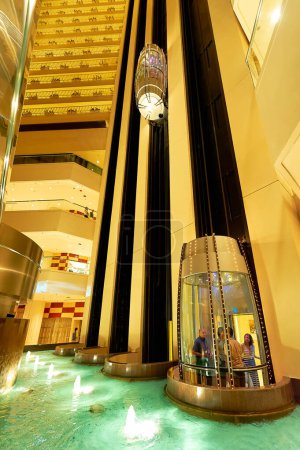 Foto de Singapur. Los interiores futuristas del hotel de 5 estrellas Pan Pacific - Fecha: 07 - 08 - 2023 - Imagen libre de derechos
