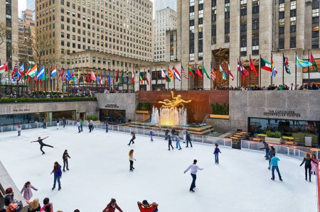Foto de Nueva York. Manhattan. Estados Unidos. El Rockfeller Center. Pista de patinaje sobre hielo. - Fecha: 23 - 04 - 2022 - Imagen libre de derechos