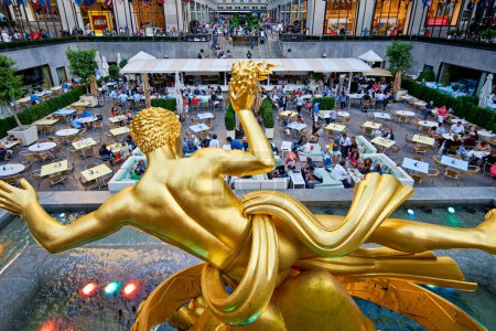 Foto de Nueva York. Manhattan. Estados Unidos. Estatua de oro de Prometeo en el Rockfeller Center - Fecha: 12 - 09 - 2022 - Imagen libre de derechos