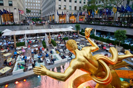 Foto de Nueva York. Manhattan. Estados Unidos. Estatua de oro de Prometeo en el Rockfeller Center - Fecha: 12 - 09 - 2022 - Imagen libre de derechos