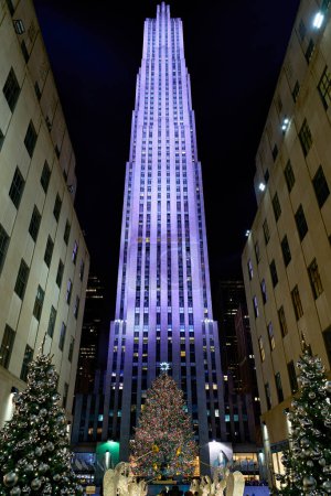 Téléchargez les photos : New York. Manhattan. États-Unis. Le Rockfeller Center illuminé de nuit - Date : 02 - 01 - 2022 - en image libre de droit