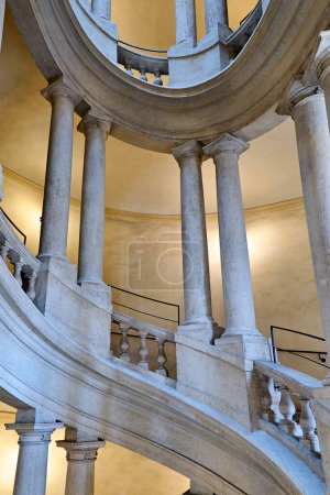 Téléchargez les photos : Rome Latium Italie. La Galleria Nazionale d'Arte Antica, un musée d'art du Palazzo Barberini. L'escalier hélicoïdal par Borromini - Date : 04 - 11 - 2023 - en image libre de droit