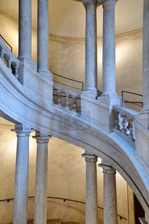 Téléchargez les photos : Rome Latium Italie. La Galleria Nazionale d'Arte Antica, un musée d'art du Palazzo Barberini. L'escalier hélicoïdal par Borromini - Date : 04 - 11 - 2023 - en image libre de droit