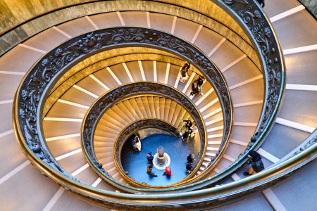 Foto de Roma Lazio Italia. Los Museos Vaticanos en la Ciudad del Vaticano. Escalera Bramante. Escaleras en espiral - Fecha: 05 - 11 - 2023 - Imagen libre de derechos