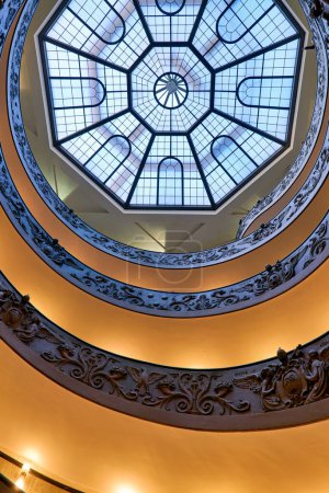 Foto de Roma Lazio Italia. Los Museos Vaticanos en la Ciudad del Vaticano. Escalera Bramante. Escaleras en espiral - Fecha: 05 - 11 - 2023 - Imagen libre de derechos