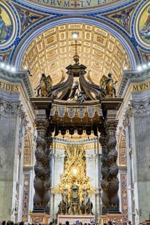 Foto de Roma Lazio Italia. Basílica de San Pedro en la Plaza de San Pedro. El altar con el baldacchino de Bernini - Fecha: 05 - 11 - 2023 - Imagen libre de derechos