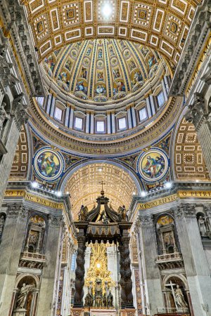 Foto de Roma Lazio Italia. Basílica de San Pedro en la Plaza de San Pedro. El altar con el baldacchino de Bernini - Fecha: 05 - 11 - 2023 - Imagen libre de derechos