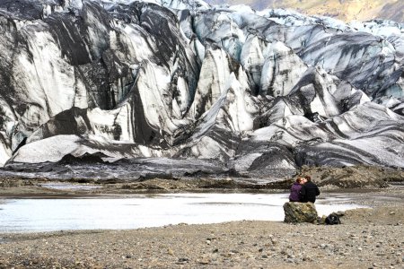 Téléchargez les photos : Un baiser passionné de deux jeunes amants au glacier Skaftafellsjokull. Islande - Date : 07 - 07 - 2023 - en image libre de droit