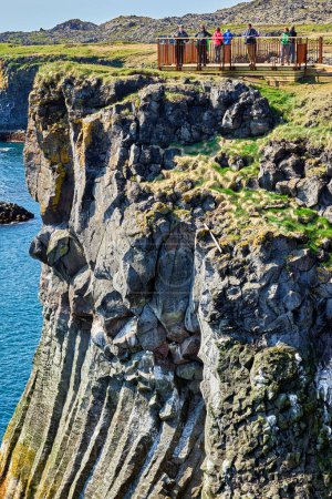 Foto de Mirador del acantilado. Arnarstapi. Península de Snaefellsnes. Islandia - Fecha: 17 - 07 - 2023 - Imagen libre de derechos