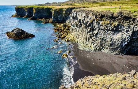 Téléchargez les photos : Point de vue de falaise. Arnarstapi. Péninsule de Snaefellsnes. Islande - Date : 17 - 07 - 2023 - en image libre de droit