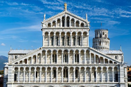 Foto de Pisa Toscana Italia. Piazza dei Miracoli (Plaza de los Milagros). La catedral y la torre inclinada - Fecha: 29 - 10 - 2023 - Imagen libre de derechos