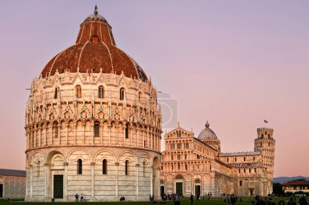 Foto de Pisa Toscana Italia. Piazza dei Miracoli (Plaza de los Milagros). Baptisterio, Catedral y Torre Inclinada al atardecer - Fecha: 29 - 10 - 2023 - Imagen libre de derechos
