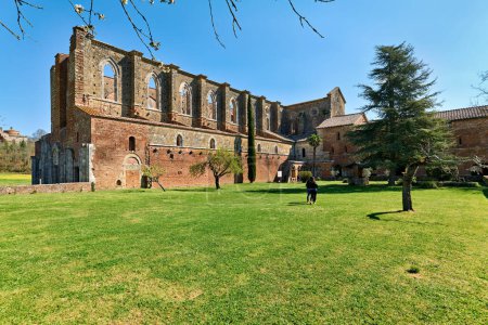 Téléchargez les photos : L'abbaye sans toit de Saint Galgano. Sienne Toscane Italie - Date : 09 - 04 - 2023 - en image libre de droit
