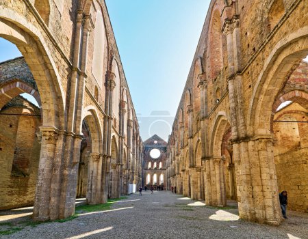 Foto de La abadía sin techo de San Galgano. Siena Toscana Italia - Fecha: 09 - 04 - 2023 - Imagen libre de derechos