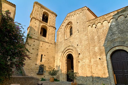 Téléchargez les photos : Gerace Calabre Italie. La façade de la cathédrale normande - Date : 24 - 08 - 2023 - en image libre de droit