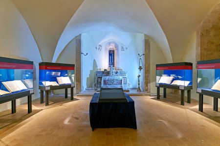 Téléchargez les photos : Gerace Calabre Italie. La crypte de la cathédrale normande - Date : 24 - 08 - 2023 - en image libre de droit