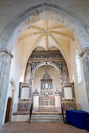 Foto de Gerace Calabria Italia. El interior y el altar barroco de la iglesia de San Francisco de Asís - Fecha: 24 - 08 - 2023 - Imagen libre de derechos