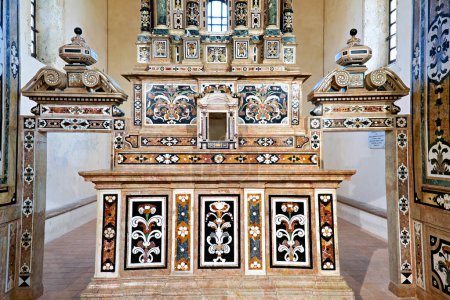 Foto de Gerace Calabria Italia. El interior y el altar barroco de la iglesia de San Francisco de Asís - Fecha: 24 - 08 - 2023 - Imagen libre de derechos