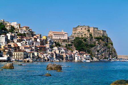 Foto de Scilla. El pueblo de pescadores de Chianalea Calabria Italia y el castillo de Ruffo - Fecha: 27 - 08 - 2023 - Imagen libre de derechos