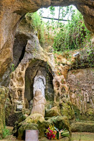 Téléchargez les photos : Pizzo Calabro. Calabre Italie. L'église grotte de Piedigrotta. - Date: 28 - 08 - 2023 - en image libre de droit
