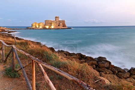 Foto de Isola di Capo Rizzuto. Calabria Italia. El castillo de Aragón en Le Castella al atardecer. - Fecha: 31 - 08 - 2023 - Imagen libre de derechos