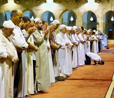 Téléchargez les photos : La Syrie. Akeppo. Hommes priant dans la mosquée - Date : 30 - 06 - 2023 - en image libre de droit