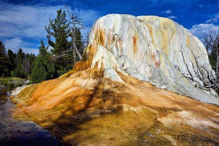 Foto de Orange Spring Mound en Mammoth Hot Springs. Parque Nacional Yellowstone. Wyoming. Estados Unidos. agosto 2020 - Fecha: 10 - 08 - 2023 - Imagen libre de derechos