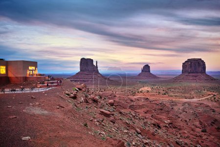 Téléchargez les photos : Monument Valley. Nation Navajo. Vue sur la butte au coucher du soleil - Date : 21 - 08 - 2023 - en image libre de droit