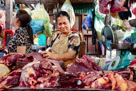 Téléchargez les photos : Boucher à l'intérieur du marché russe (Psah Toul Tompagara) à Phnom Penh, Cambodge - Date : 03 - 01 - 2023 - en image libre de droit