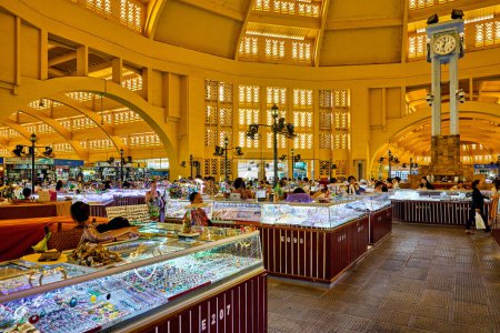 Téléchargez les photos : Psar Thmei ancien style art déco intérieur du marché central à Phnom Penh Cambodge - Date : 03 - 01 - 2023 - en image libre de droit