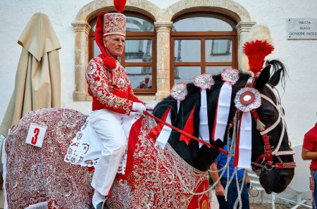 Téléchargez les photos : Pouilles Pouilles Italie. Ostuni. Festival de Saint Orontius. La "cavalcata", une procession de chevaux dans les rues de la ville - Date : 26 - 08 - 2023 - en image libre de droit