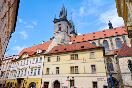 Foto de República Checa. Praga. La iglesia gótica de Nuestra Señora ante Tyn en la Plaza de la Ciudad Vieja - Fecha: 21 - 07 - 2023 - Imagen libre de derechos