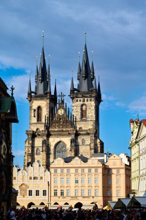 Foto de República Checa. Praga. La iglesia gótica de Nuestra Señora ante Tyn en la Plaza de la Ciudad Vieja - Fecha: 21 - 07 - 2023 - Imagen libre de derechos
