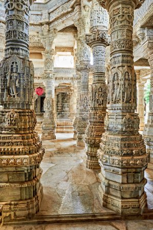 Téléchargez les photos : Inde Rajasthan. Vieux temples de Jain à Ranakpur - Date : 12 - 08 - 2023 - en image libre de droit