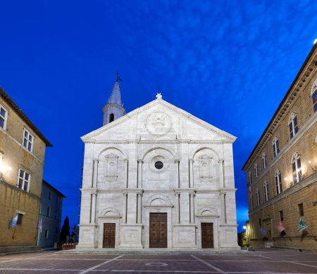 Foto de Pienza Val d 'Orcia Toscana Italia. Plaza Pío II al atardecer. La Catedral - Fecha: 02 - 09 - 2023 - Imagen libre de derechos