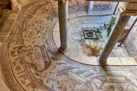 Téléchargez les photos : Mosaïques à Villa Romana del Casale (Villa romaine) sur la Piazza Armerina Sicile Italie - Date : 10 - 12 - 2023 - en image libre de droit