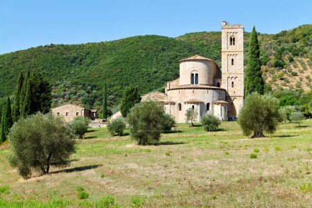 Foto de La Abadía de Sant 'Antimo (Abbazia di Sant' Antimo), monasterio benedectino. Montalcino Val d 'Orcia Toscana Italia - Fecha: 31 - 08 - 2023 - Imagen libre de derechos