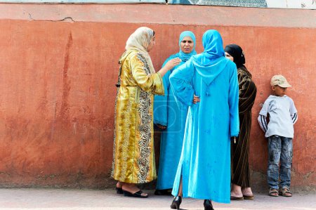 Téléchargez les photos : Maroc Marrakech. Femmes voilées bavardant dans la Médina - Date : 01 - 05 - 2023 - en image libre de droit