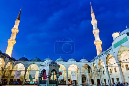 Foto de Estambul Turquía. La Mezquita Azul al atardecer - Fecha: 30 - 04 - 2023 - Imagen libre de derechos