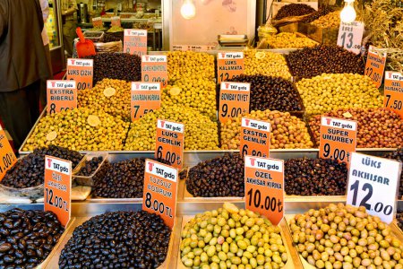 Téléchargez les photos : Istanbul Turquie. Choix d'olives sur le marché couvert du Grand Bazar - Date : 30 - 04 - 2023 - en image libre de droit
