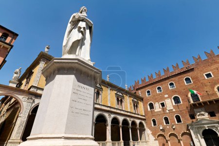 Verona Veneto Italien. Piazza dei Signori mit dem Dante-Denkmal - Datum: 30 - 04 - 2024