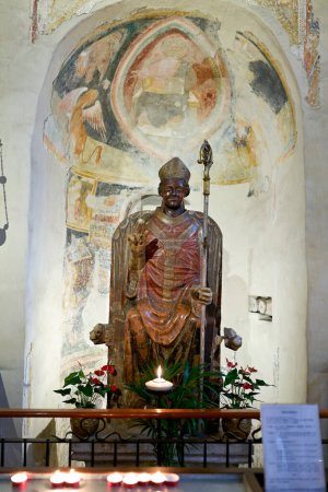 Téléchargez les photos : Vérone Vénétie Italie. La basilique de San Zeno. La statue de San Zeno souriant - Date : 01 - 05 - 2024 - en image libre de droit