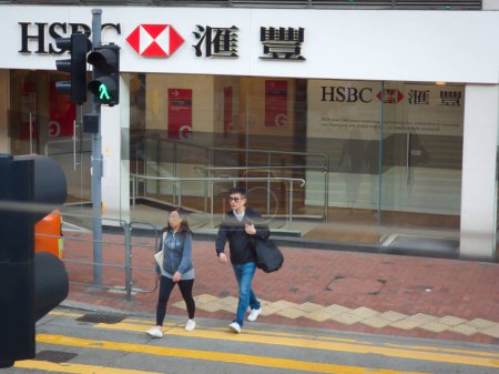 Foto de Hong Kong, China - 25 de noviembre de 2023: sucursal bancaria de HSBC en Tai Koo, Hong Kong en noviembre de 2023. HSBC es una de las organizaciones bancarias y de servicios financieros más grandes del mundo. - Imagen libre de derechos