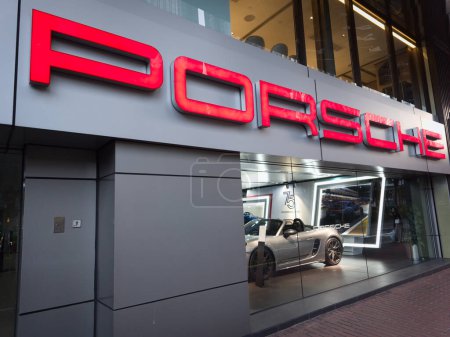 Téléchargez les photos : Hong Kong, Chine - 25 novembre 2023 : Porsche à Wanchai. Porsche est un constructeur automobile allemand renommé avec un accent sur les voitures de sport de luxe de haute performance, les VUS et les berlines. - en image libre de droit