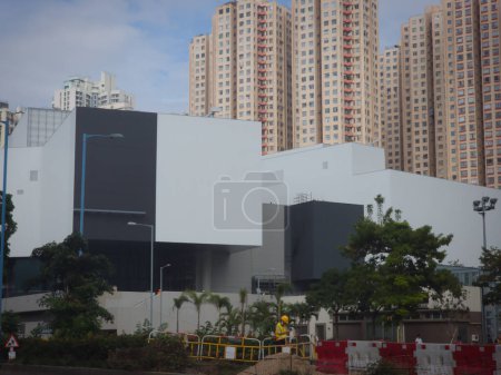 Téléchargez les photos : Hong Kong, Chine - 1er décembre 2023 : Le East Kowloon Cultural Centre est en construction à Kowloon Hong Kong. Un travailleur sur le site. - en image libre de droit