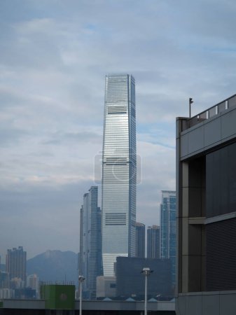 Foto de Hong Kong, China - 22 de diciembre de 2023: Centro de Comercio Internacional (ICC), el edificio más alto y único de Hong Kong con más de 100 plantas, tiene una cubierta de observación interior de 360 grados sky100 en el piso 100. - Imagen libre de derechos