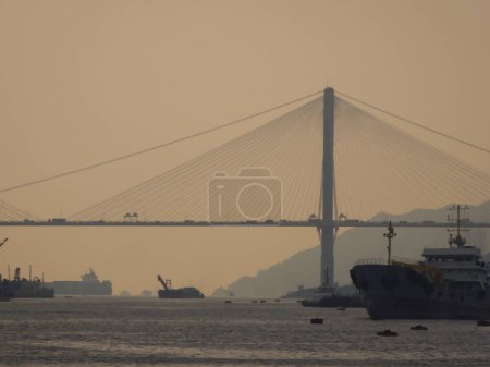 Foto de Hong Kong, China - 11 de enero de 2024: Puente Ting Kau al atardecer en Tsuen Wan, Hong Kong. - Imagen libre de derechos